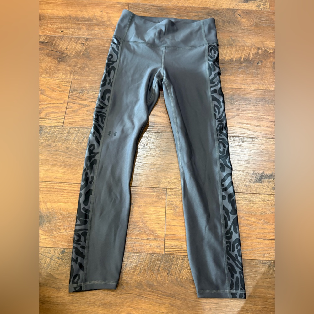 Under Armour Charcoal Leggings with camo small